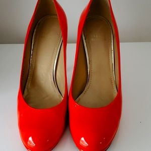 Stuart Weitzman orange pumps in 9